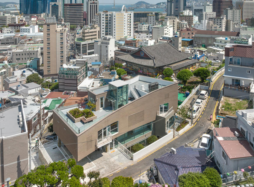 부산 원도심과 어우러진 동구일자리복합센터 전경